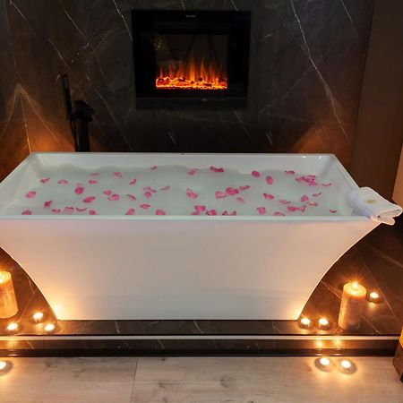 Royal Romantic Apartment With Bathtub Lviv Exteriör bild
