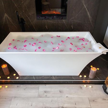 Royal Romantic Apartment With Bathtub Lviv Exteriör bild