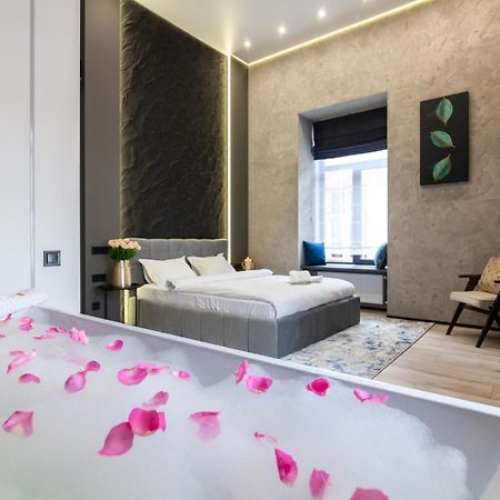 Royal Romantic Apartment With Bathtub Lviv Exteriör bild
