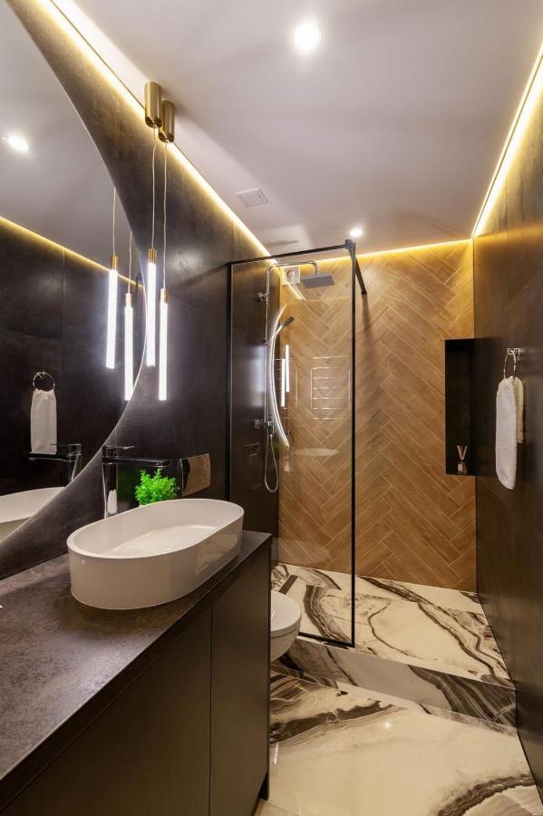 Royal Romantic Apartment With Bathtub Lviv Exteriör bild