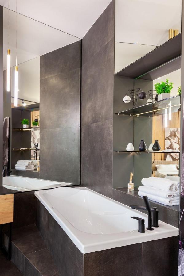 Royal Romantic Apartment With Bathtub Lviv Exteriör bild
