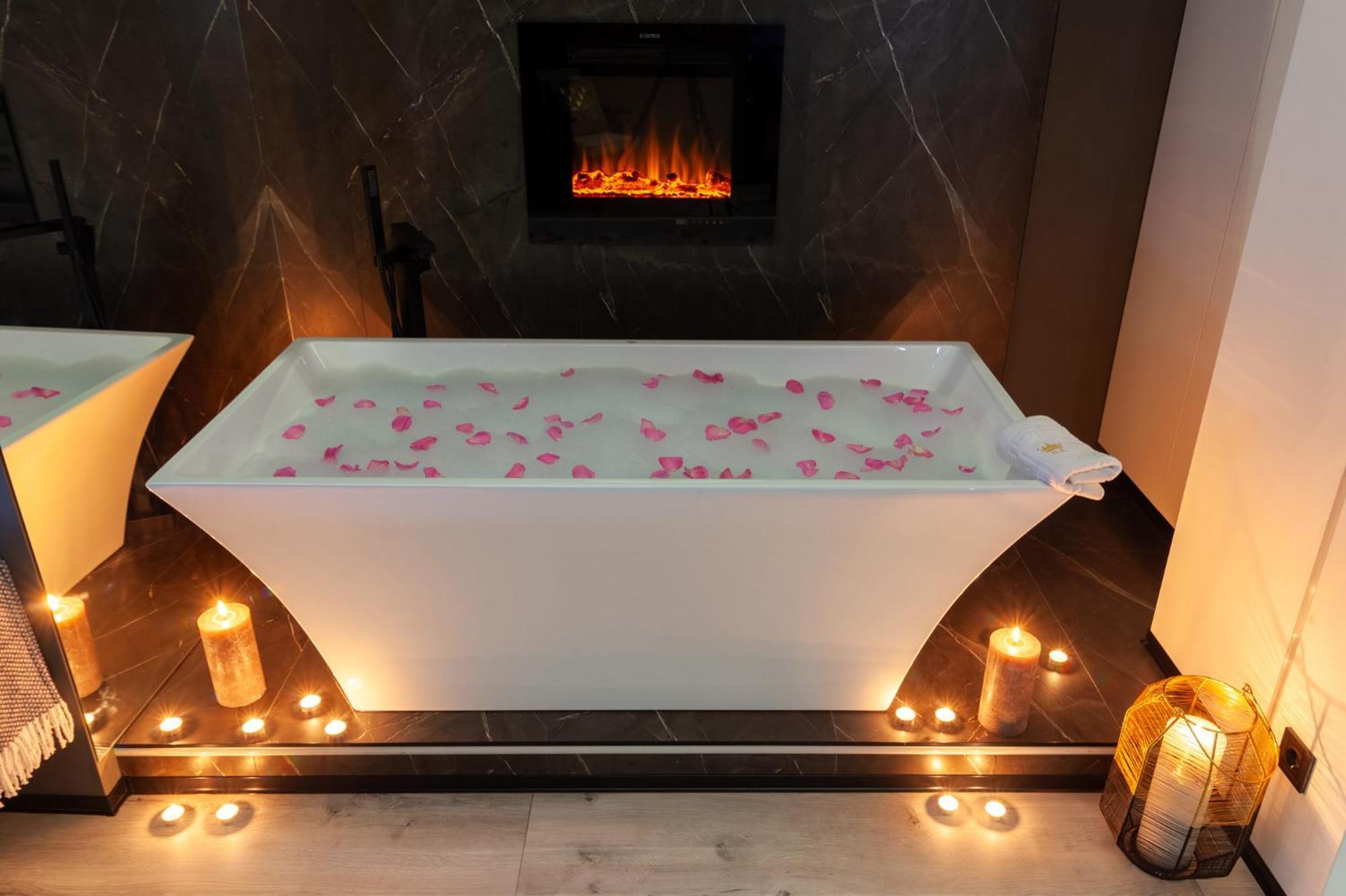 Royal Romantic Apartment With Bathtub Lviv Exteriör bild