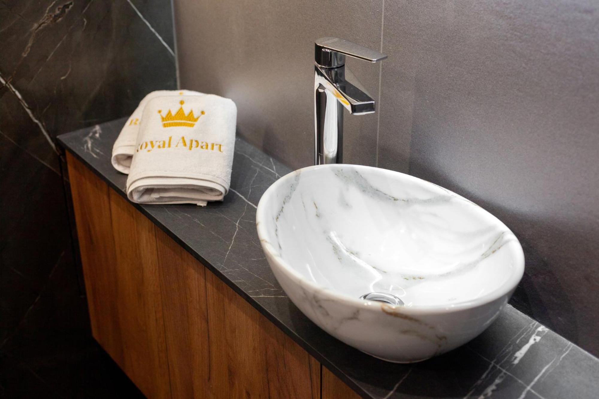 Royal Romantic Apartment With Bathtub Lviv Exteriör bild
