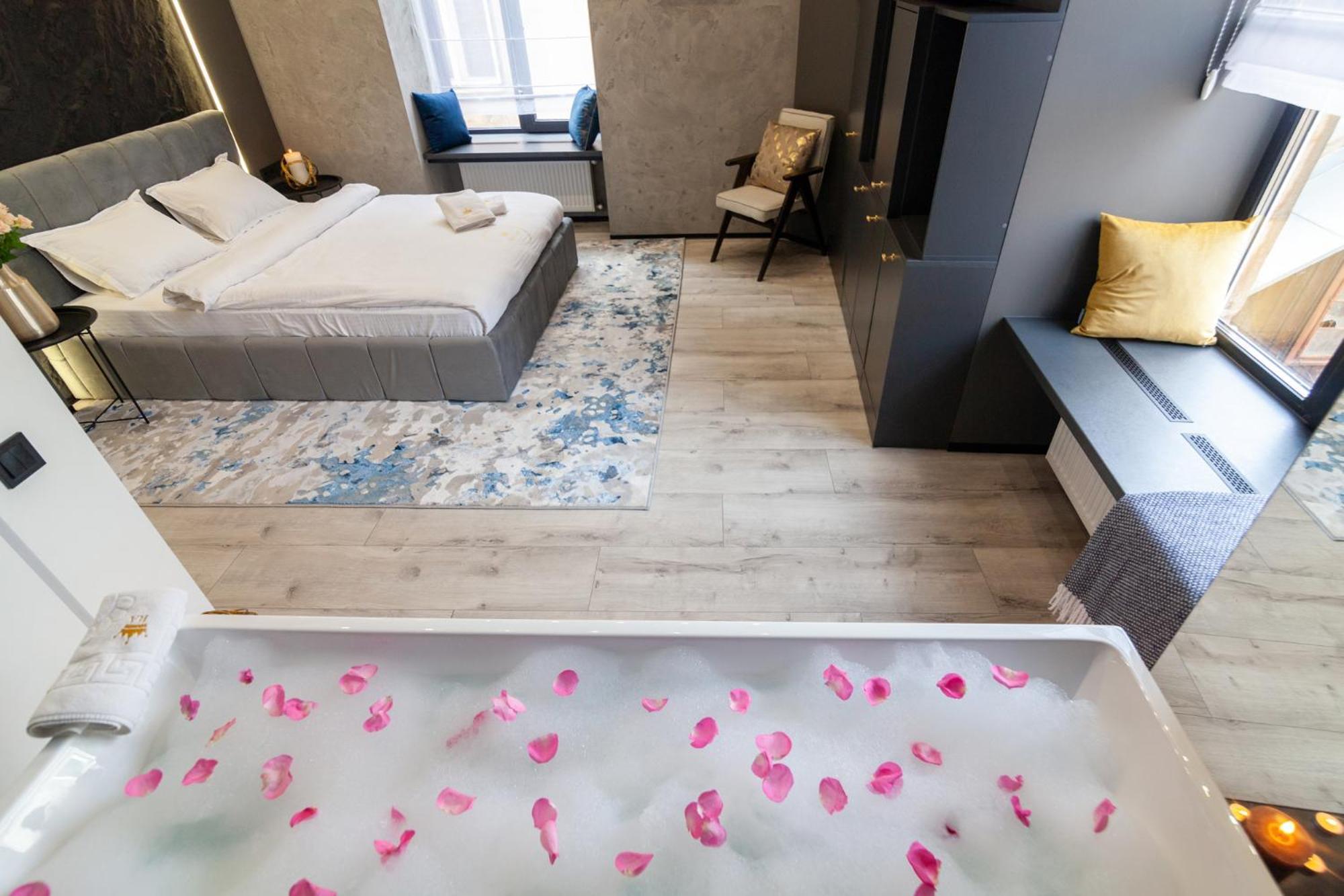 Royal Romantic Apartment With Bathtub Lviv Exteriör bild