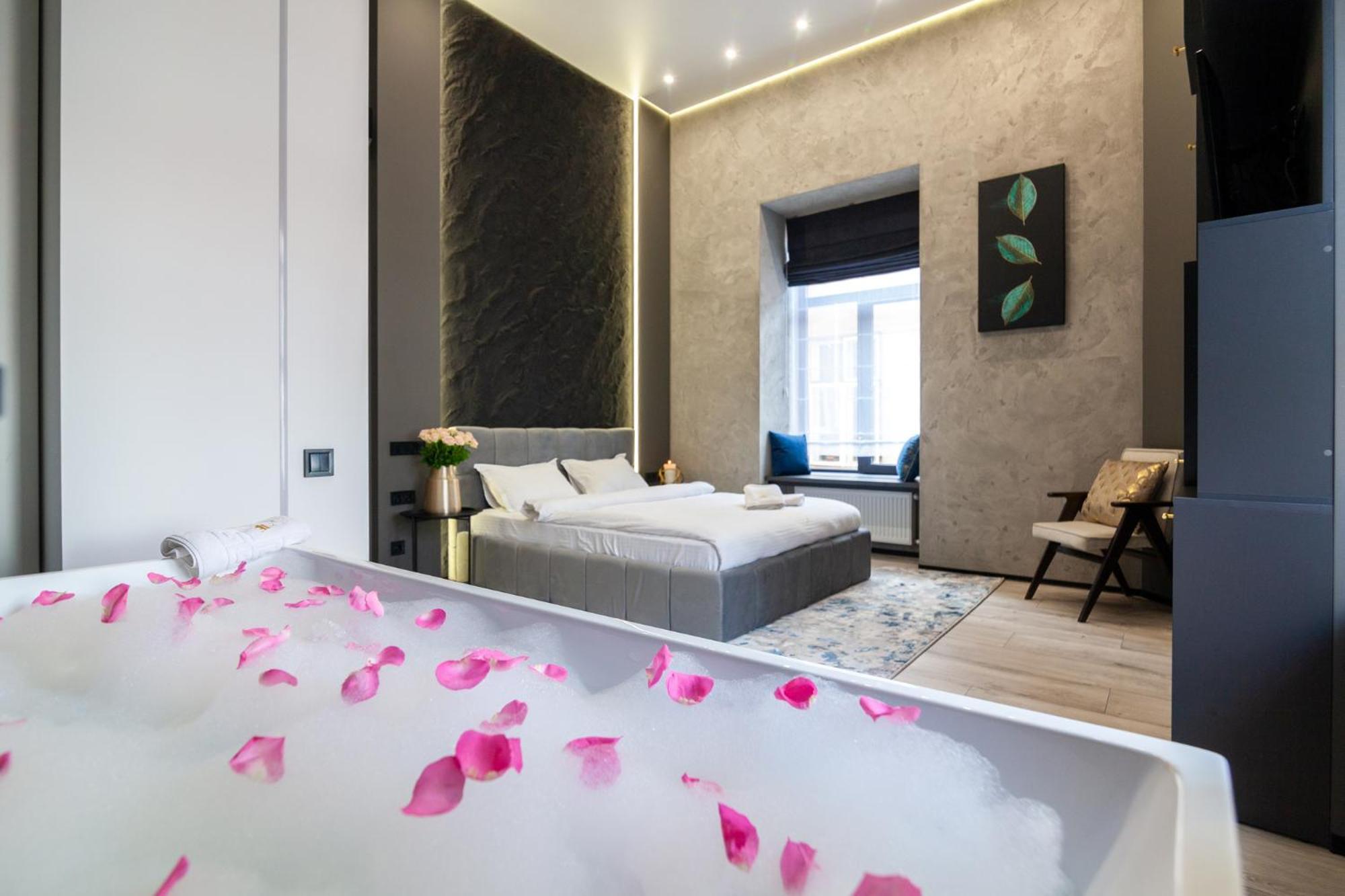 Royal Romantic Apartment With Bathtub Lviv Exteriör bild